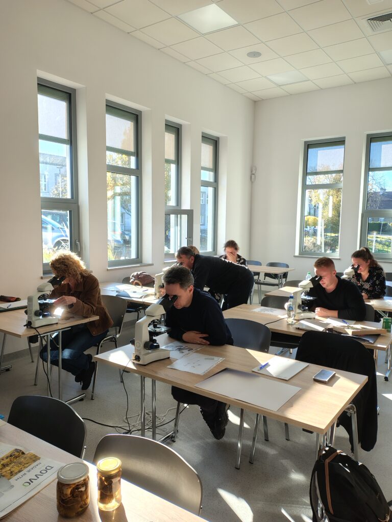 obserwacja agrofagów pod mikroskopem