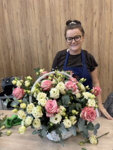 kompozycja kwiatowa w koszu